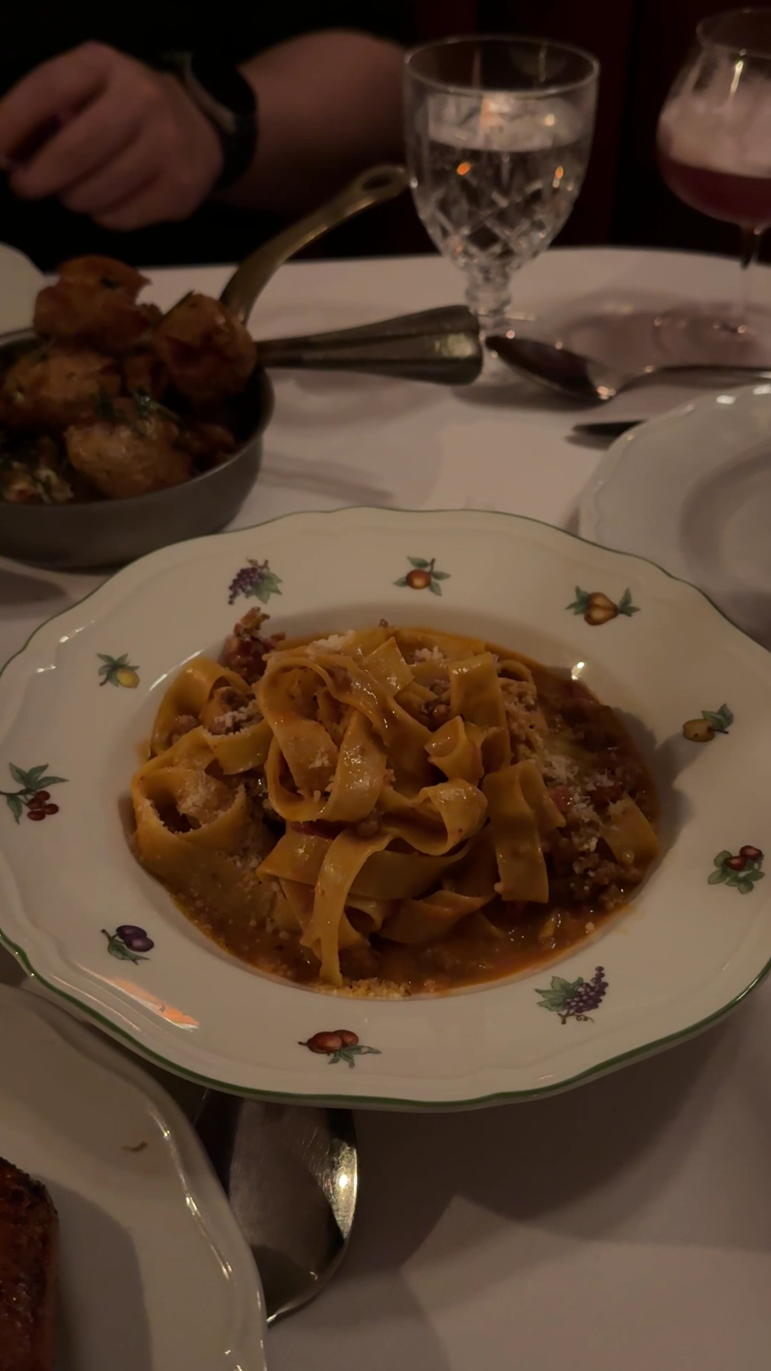 Tagliatelle al ragu with potatoes and table wine